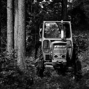 Traktor i skogen